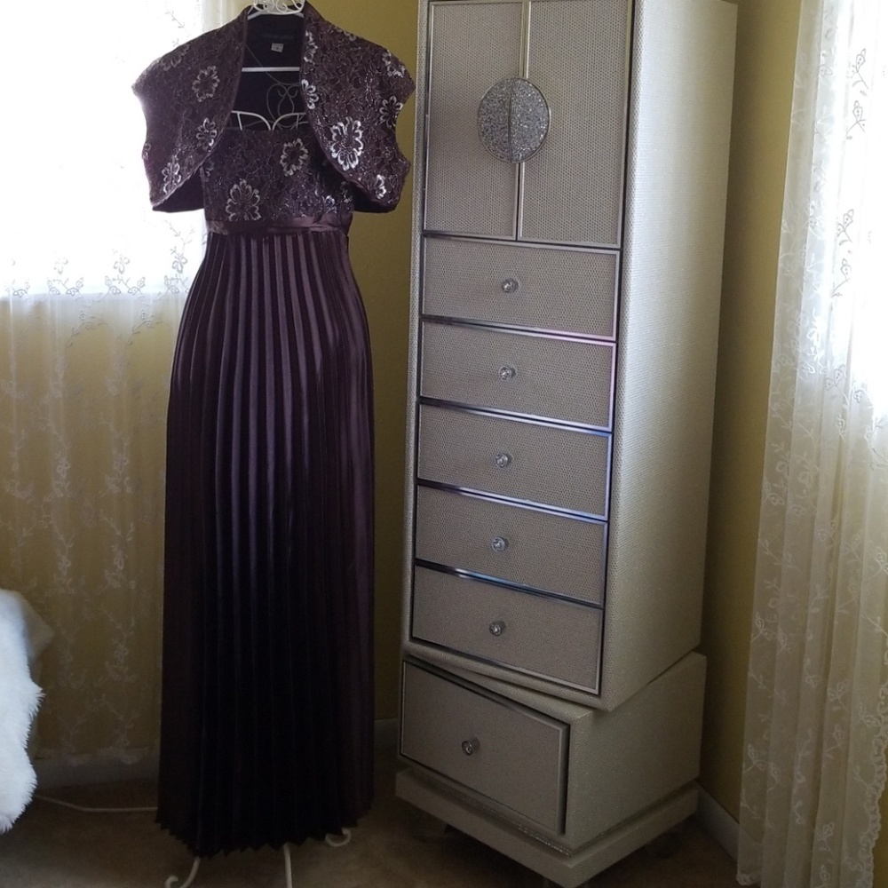 Sz 18 Stunning chocolate brown pleated 2pc Gown.